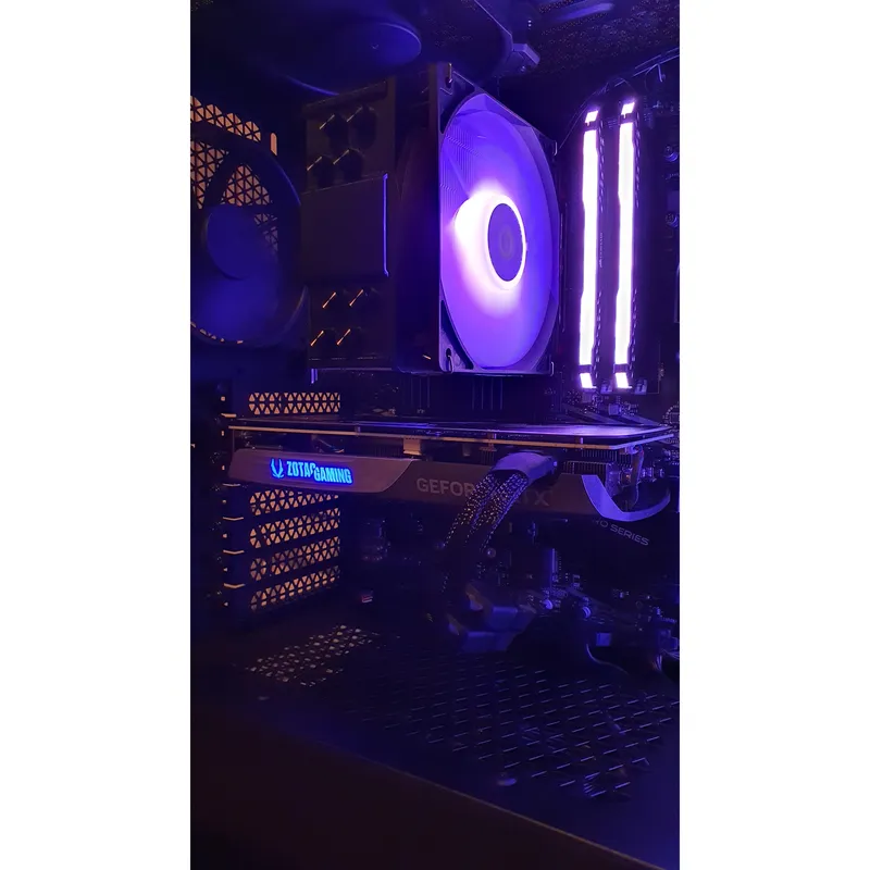Hãy khám phá hiệu suất vượt trội với Card màn hình INNO3D RTX 4070 SUPER TWIN X2 OC WHITE.